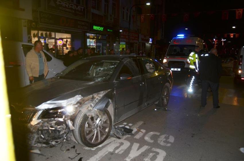 Aksaray’ın ayağa kaldıran olay! Ters yöne girip, 2 yayaya, iş yerine ve araçlara çarpan alkollü sürücü, darbedildi