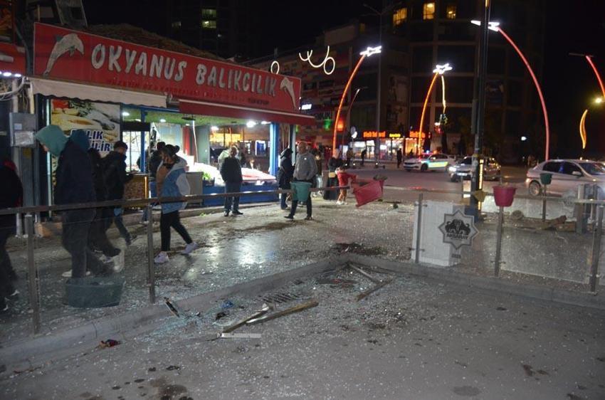 Aksaray’ın ayağa kaldıran olay! Ters yöne girip, 2 yayaya, iş yerine ve araçlara çarpan alkollü sürücü, darbedildi