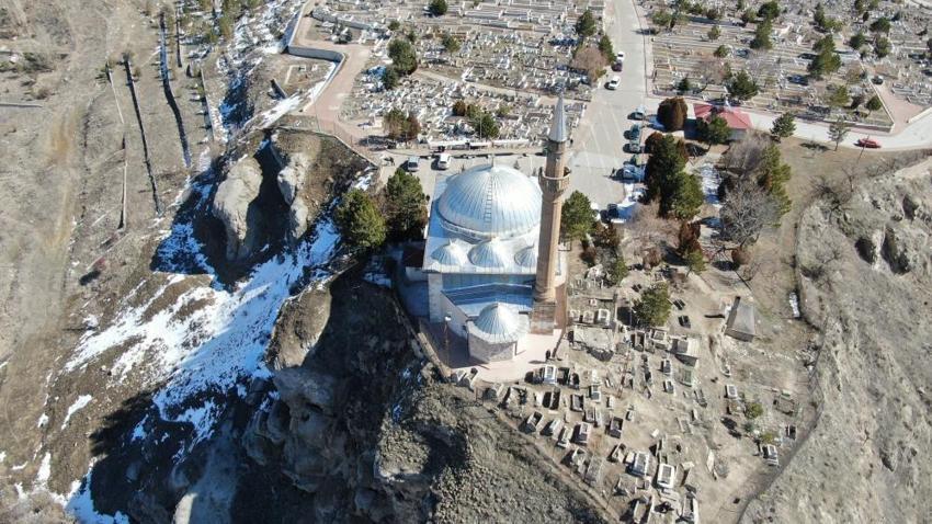 Uçurumun kenarında bulunuyor, her cuma akın ediyorlar! Yıllardır tek bir amaçları var