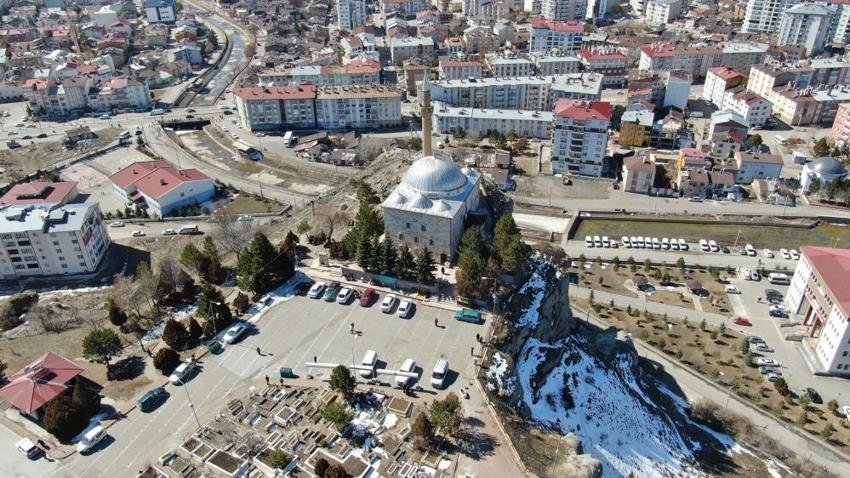 Uçurumun kenarında bulunuyor, her cuma akın ediyorlar! Yıllardır tek bir amaçları var