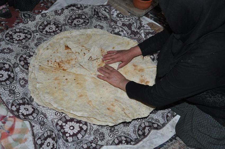 Niğde'de keşik usulü kış hazırlığı! Yüzlerce hazırlayıp kurutarak saklıyorlar!