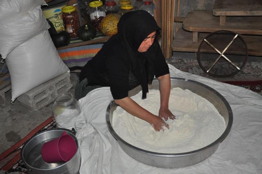 Niğde'de keşik usulü kış hazırlığı! Yüzlerce hazırlayıp kurutarak saklıyorlar!