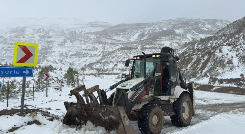 Adana'nın yüksek kesimlerinde yoğun kar yağışı başladı! Feke'de yollar kapandı, ekipler alarmda