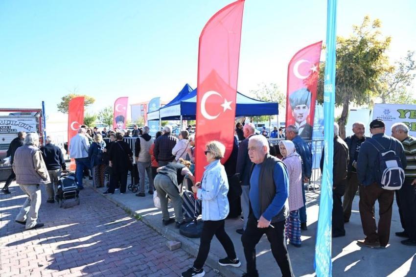 Aydın'da vatandaşlara ücretsiz dağıtıldı! Fideler kısa sürede tükendi