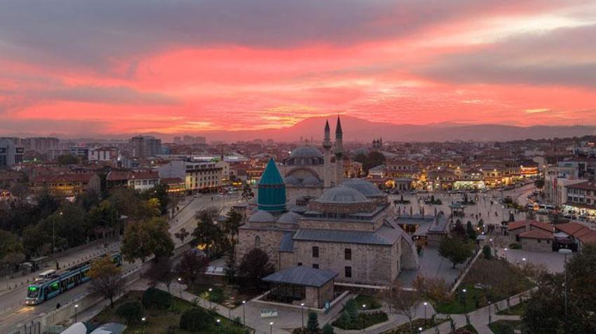 Konya'nın tarihi ve kültürel mekanları gün batımında etkileyici manzaralar oluşturdu