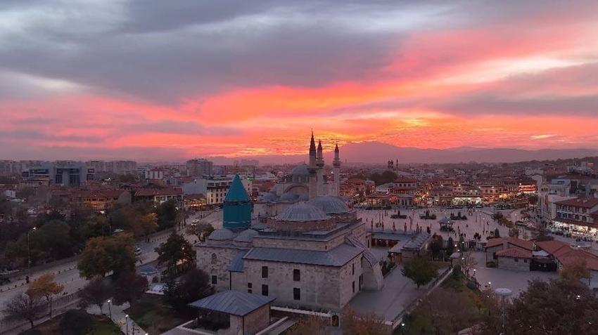 Konya'nın tarihi ve kültürel mekanları gün batımında etkileyici manzaralar oluşturdu