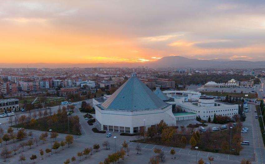 Konya'nın tarihi ve kültürel mekanları gün batımında etkileyici manzaralar oluşturdu