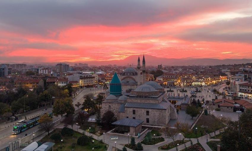 Konya'nın tarihi ve kültürel mekanları gün batımında etkileyici manzaralar oluşturdu