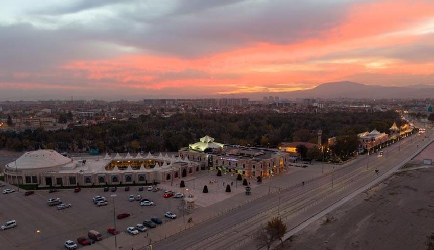 Konya'nın tarihi ve kültürel mekanları gün batımında etkileyici manzaralar oluşturdu