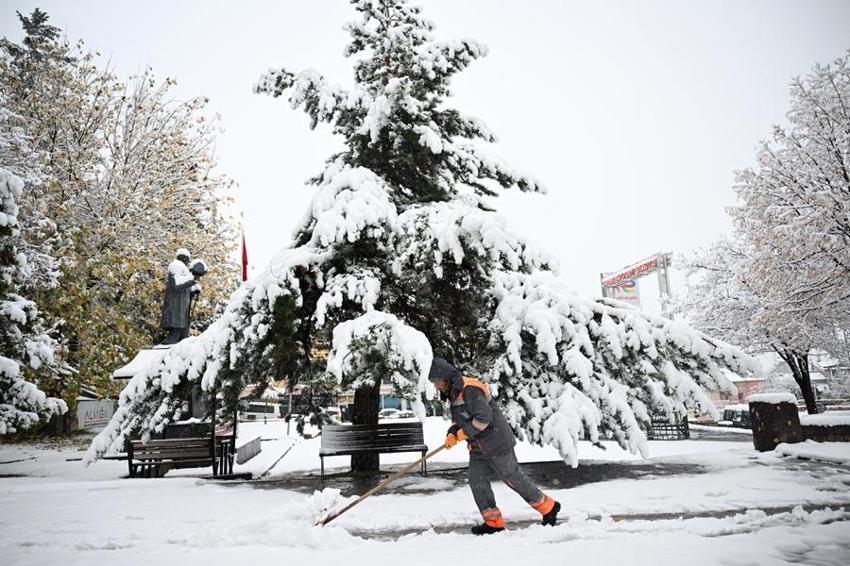 Lapa lapa kar ve sağanak yağışlar geliyor! Meteoroloji 24 ili kuvvetli yağışlara karşı uyardı