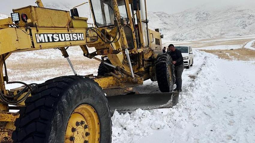 Van'da Karabet Geçidi'nde kar yağışı etkili oldu! Kar kalınlığı 15 santimetreye kadar ulaştı