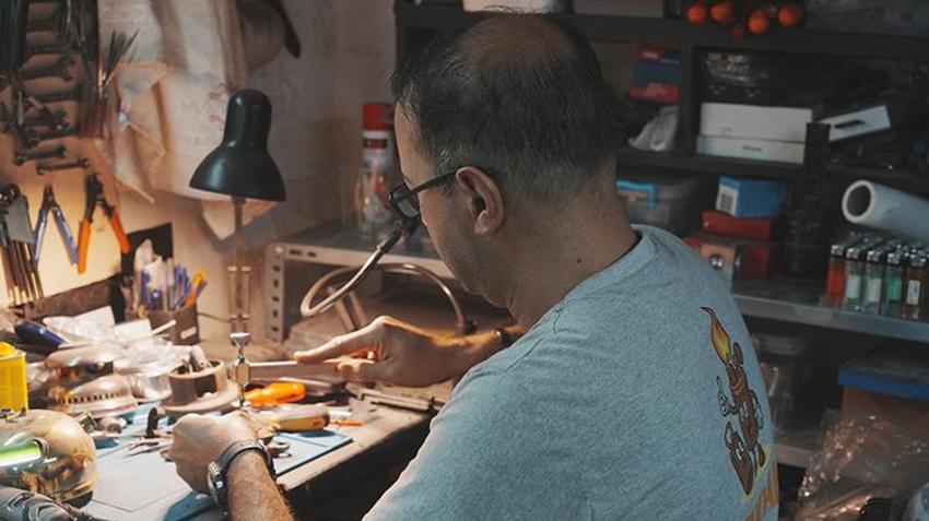 Emekli işçi evinin 10 metrekarelik odasını atölyeye çevirdi, üretime başladı! Ünü sınırları aştı, yurt dışından da takip ediliyor