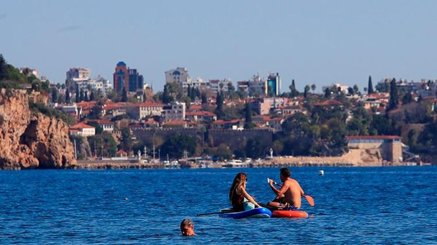 Birçok kente lapa lapa kar yağarken onlar kasımın ortasında deniz keyfi yaptı