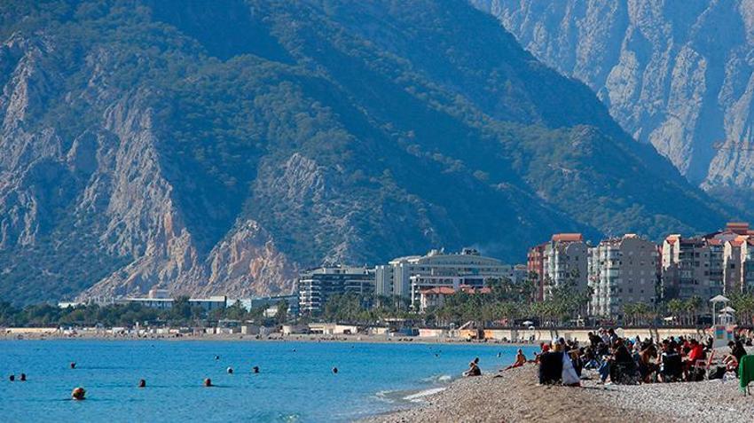 Birçok kente lapa lapa kar yağarken onlar kasımın ortasında deniz keyfi yaptı