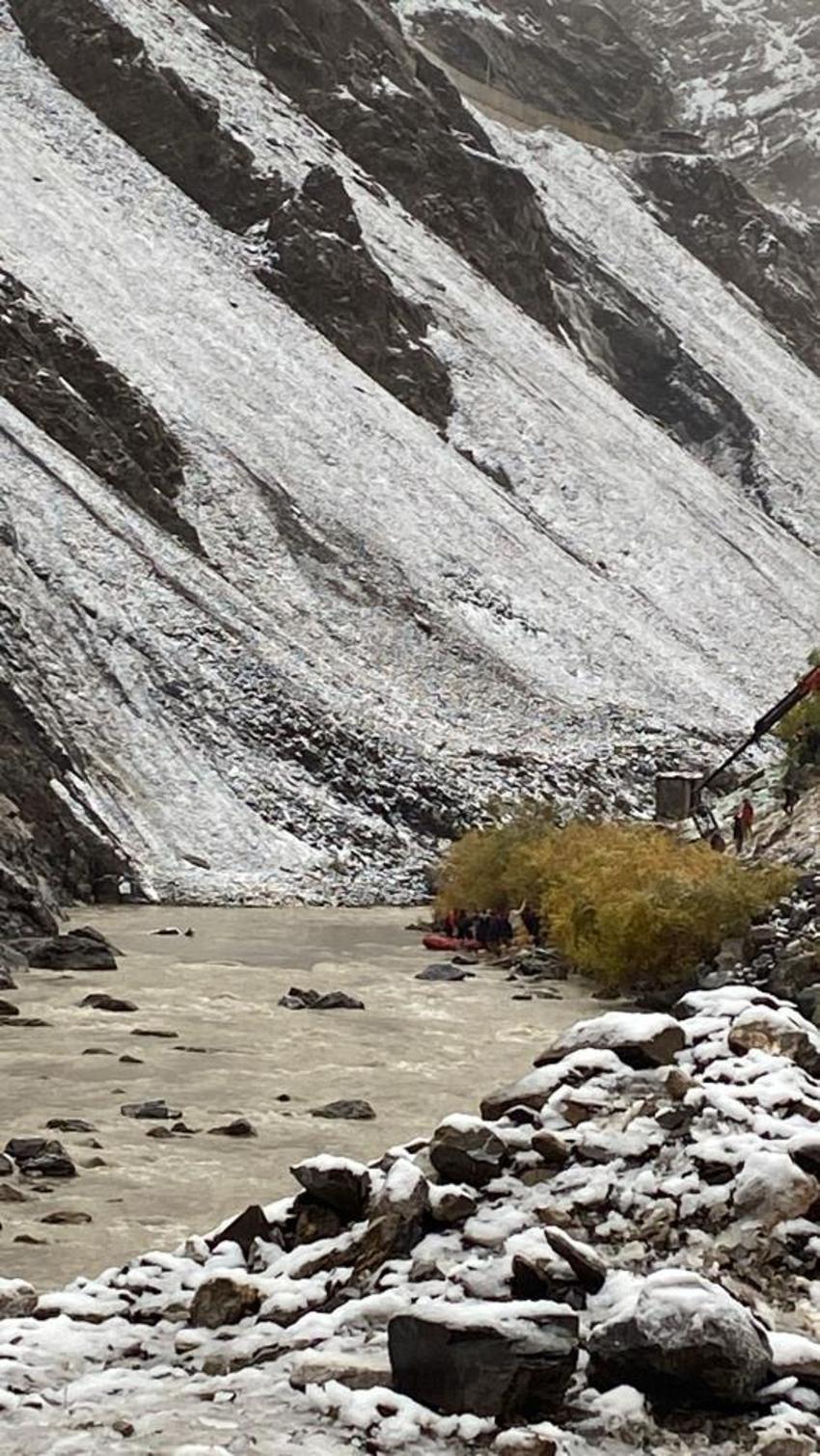 Hakkari'de korku dolu dakikalar! Dağdan kopan kayalardan kaçarken Zap Suyu'na uçtular