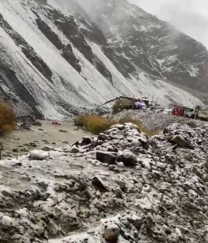 Hakkari'de korku dolu dakikalar! Dağdan kopan kayalardan kaçarken Zap Suyu'na uçtular