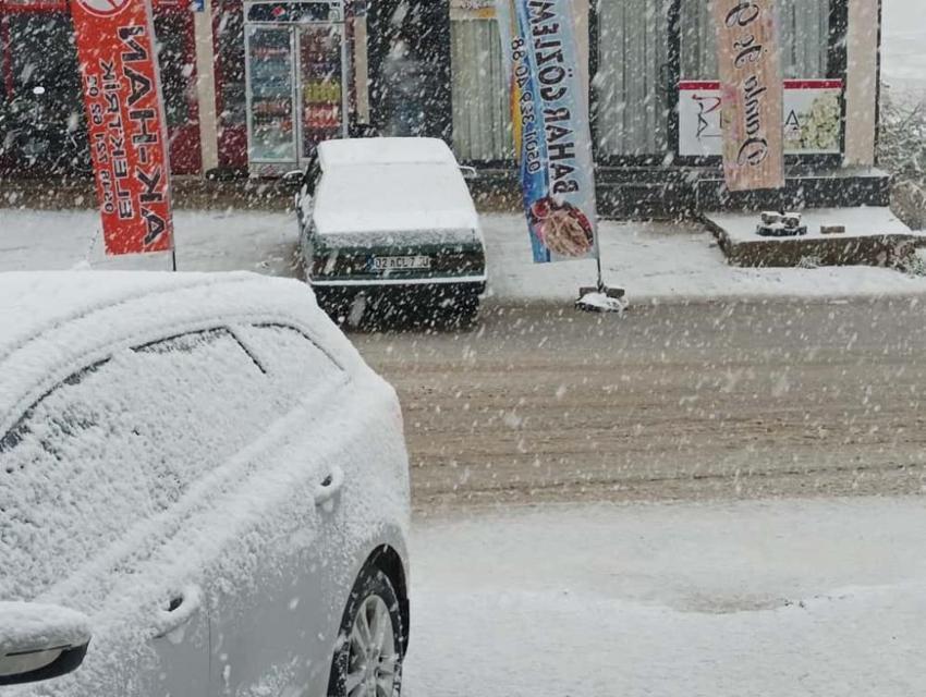 Kar yağışı başladı, her yer beyaza büründü! 20 santimetreyi aştı, kar etkisi sürecek