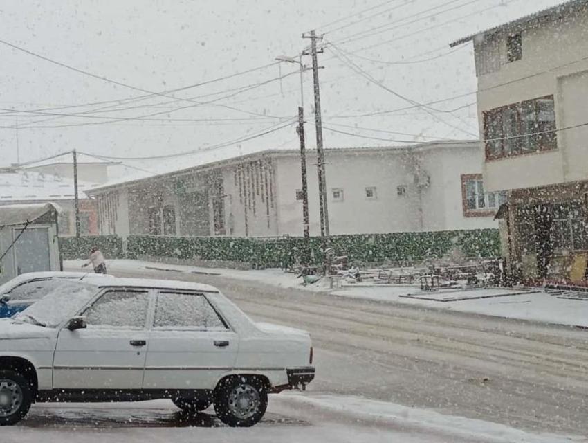 Kar yağışı başladı, her yer beyaza büründü! 20 santimetreyi aştı, kar etkisi sürecek