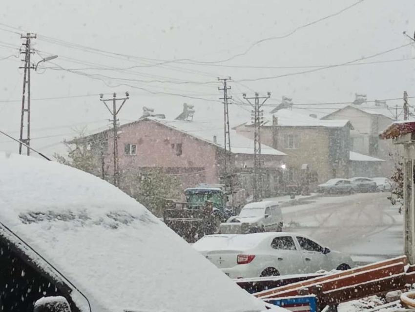Kar yağışı başladı, her yer beyaza büründü! 20 santimetreyi aştı, kar etkisi sürecek