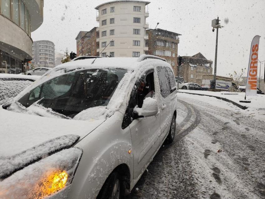 Kar yağışı başladı, her yer beyaza büründü! 20 santimetreyi aştı, kar etkisi sürecek