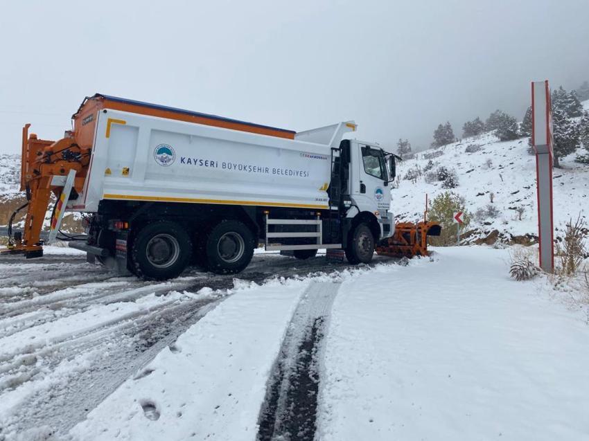 Kar yağışı başladı, her yer beyaza büründü! 20 santimetreyi aştı, kar etkisi sürecek