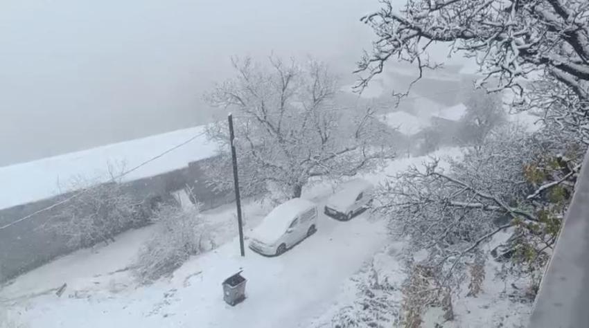 Kar yağışı başladı, her yer beyaza büründü! 20 santimetreyi aştı, kar etkisi sürecek