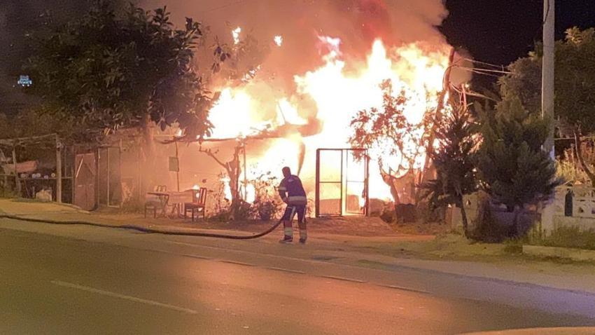 Korku dolu anlar! Mersin'de baraka alev alev yandı