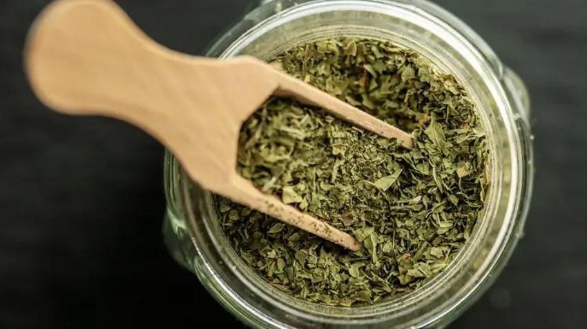 Dağlarda kendiliğinden yetişiyor! Dedesinden öğrendiği tarifle özel hazırlıyor! Talep patladı, siparişe göre üretiyor