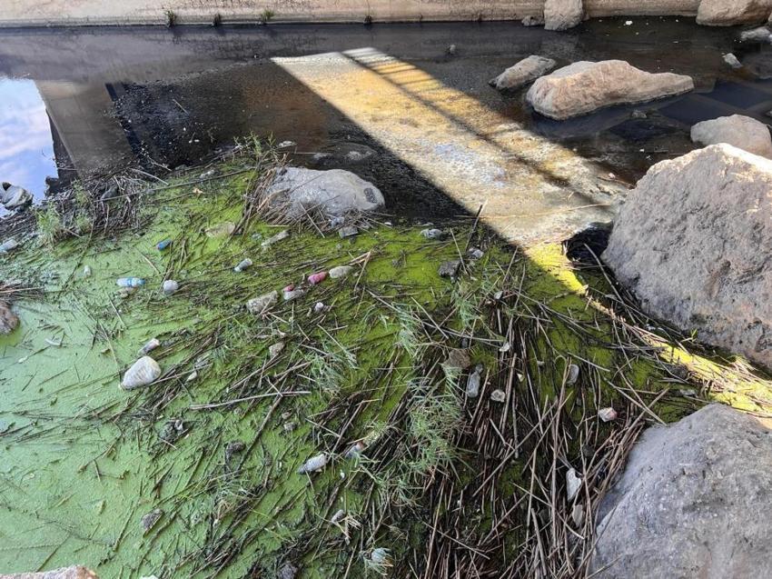 Kahramanmaraş'ta Aksu Çayı siyaha döndü: Fabrika atıkları Sır Barajı'na ulaştı, bölgede alarm zilleri çalıyor!