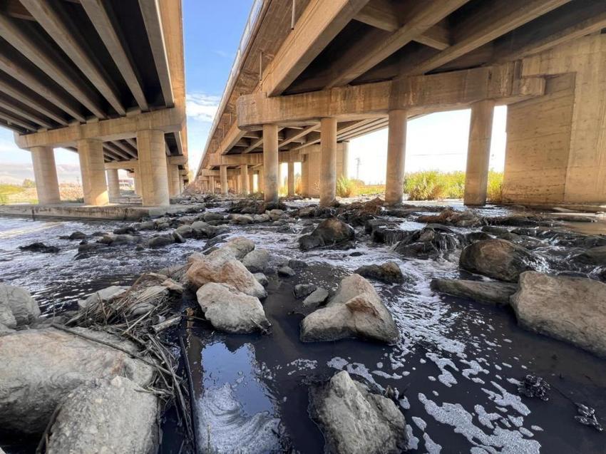 Kahramanmaraş'ta Aksu Çayı siyaha döndü: Fabrika atıkları Sır Barajı'na ulaştı, bölgede alarm zilleri çalıyor!