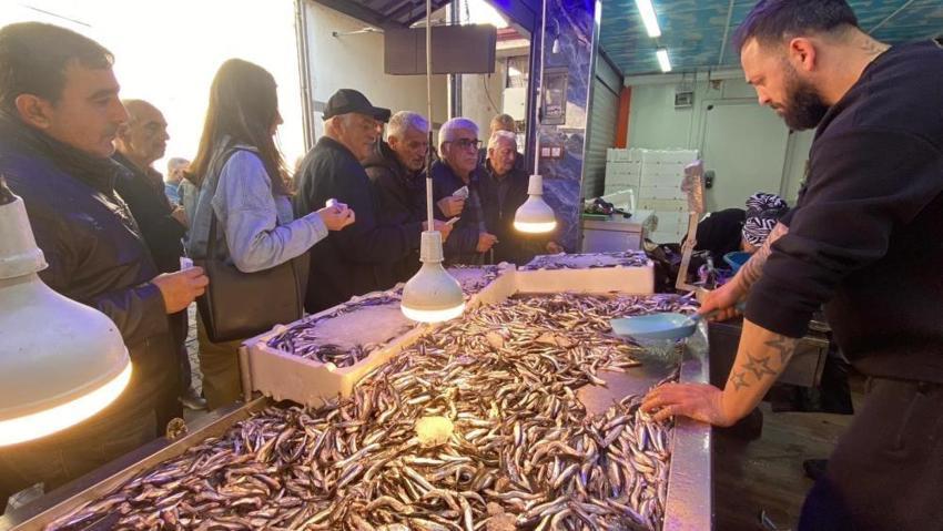 Artvin'de 3 ton hamsi 2 saatte tükendi! Kilosu sudan ucuz