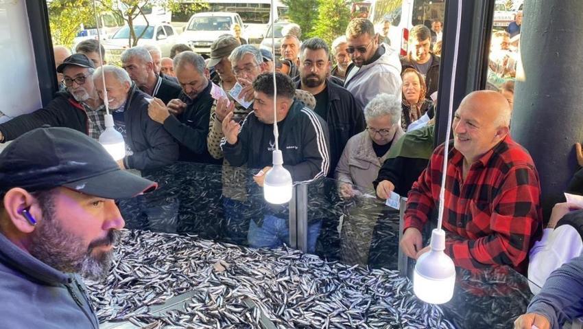 Artvin'de 3 ton hamsi 2 saatte tükendi! Kilosu sudan ucuz