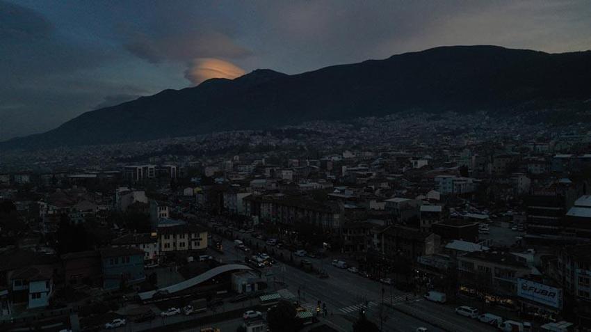 Bursa Uludağ'ın üzerinde görüldü! Vatandaşlar cep telefonlarıyla görüntüledi