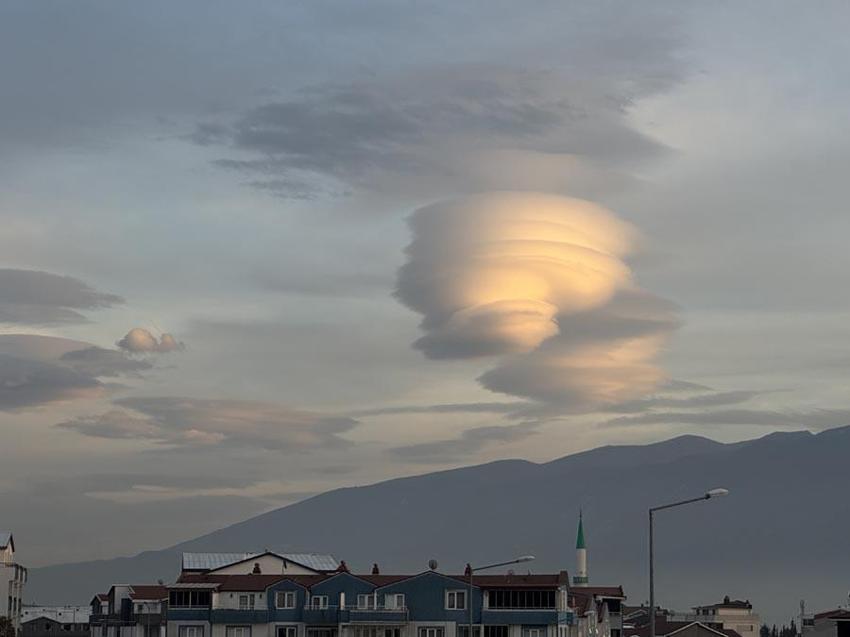 Bursa Uludağ'ın üzerinde görüldü! Vatandaşlar cep telefonlarıyla görüntüledi