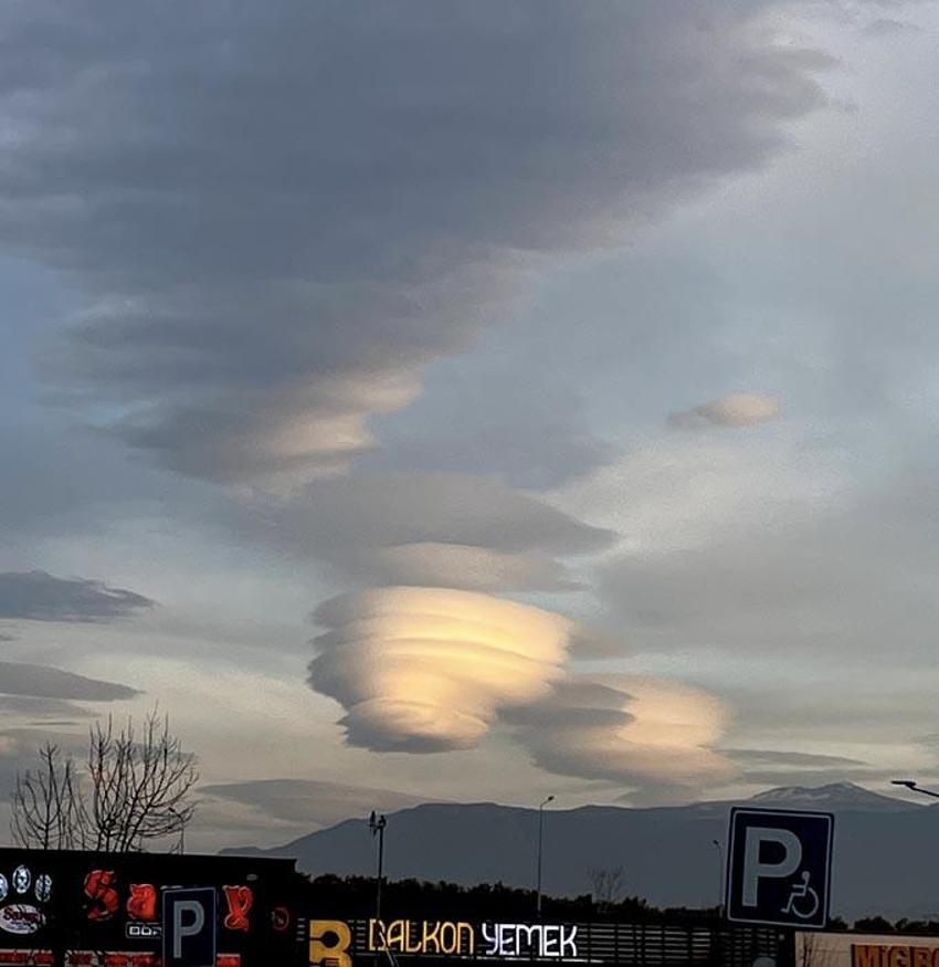 Bursa Uludağ'ın üzerinde görüldü! Vatandaşlar cep telefonlarıyla görüntüledi