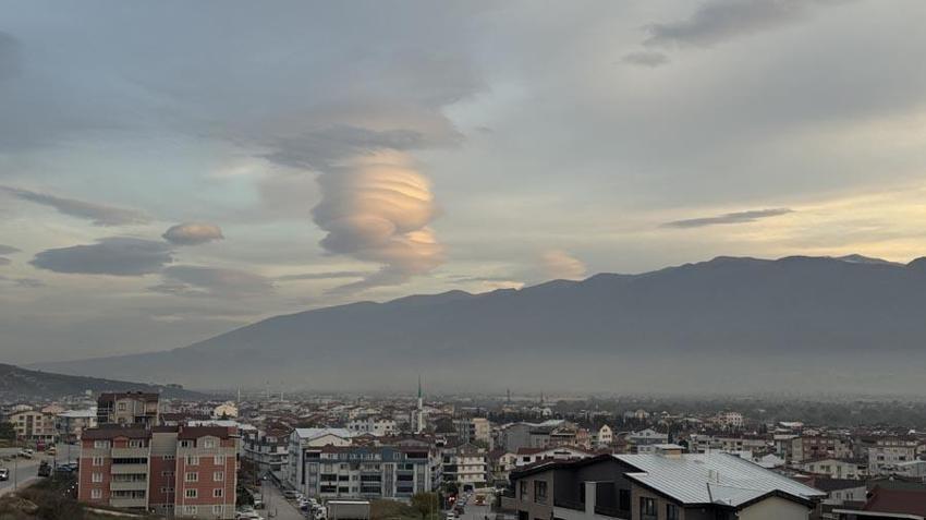 Bursa Uludağ'ın üzerinde görüldü! Vatandaşlar cep telefonlarıyla görüntüledi