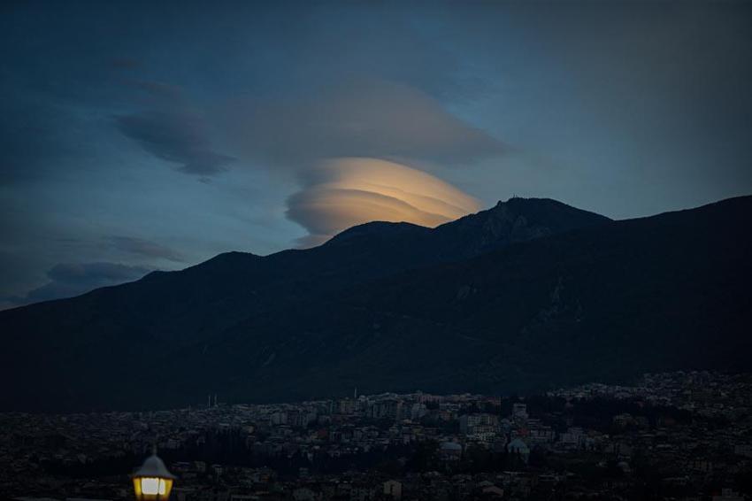 Bursa Uludağ'ın üzerinde görüldü! Vatandaşlar cep telefonlarıyla görüntüledi
