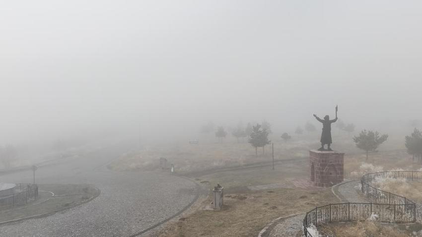 Erzurum'a sis çöktü! Kadim sokaklar masal diyarını andırdı