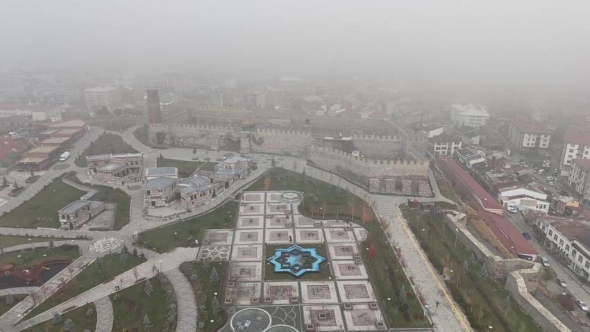 Erzurum'a sis çöktü! Kadim sokaklar masal diyarını andırdı