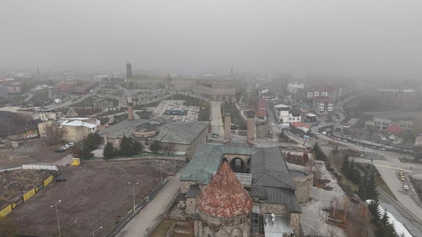 Erzurum'a sis çöktü! Kadim sokaklar masal diyarını andırdı