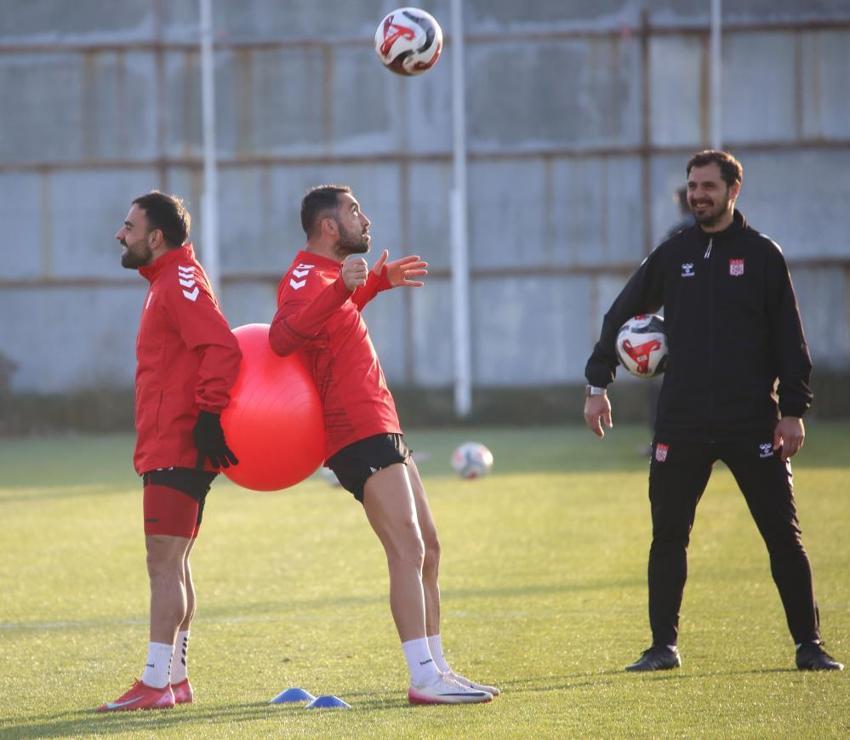 Sivasspor'da Mehmet Altıparmak 'kimseden korkumuz yok' deyip resti çekti