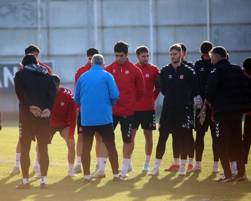 Sivasspor'da Mehmet Altıparmak 'kimseden korkumuz yok' deyip resti çekti