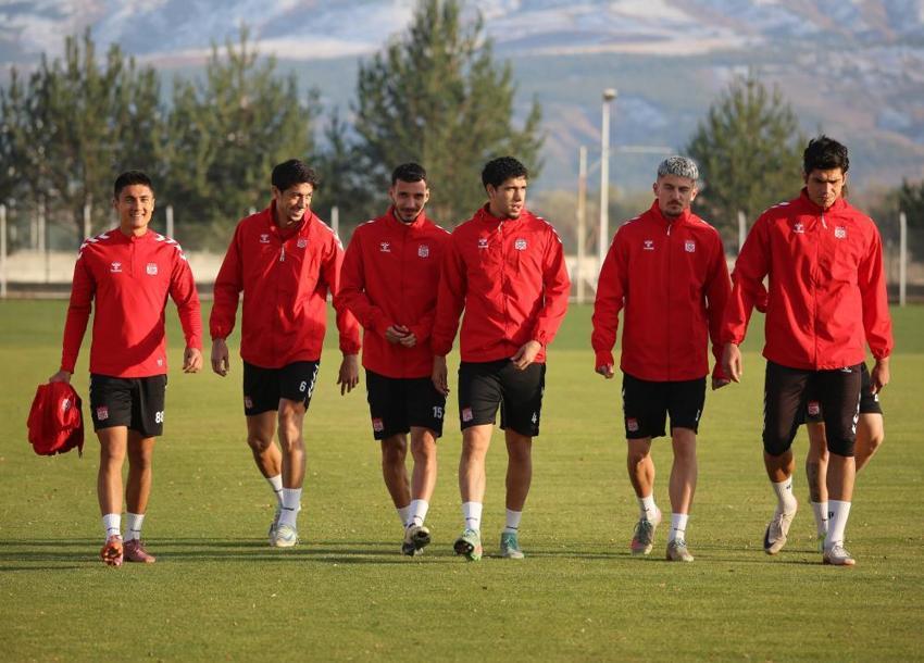 Sivasspor'da Mehmet Altıparmak 'kimseden korkumuz yok' deyip resti çekti