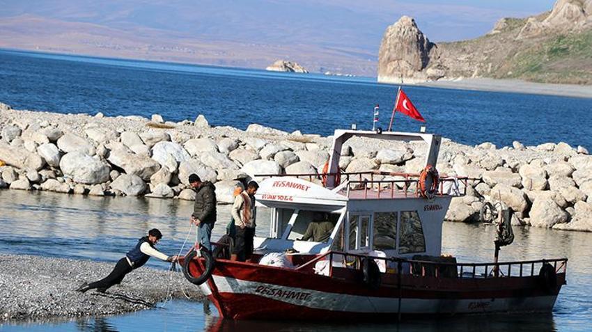 Van Gölü'ndeki su çekilmesi balıkçılığı bitiriyor: Kuruyan liman yüzde 80 karaya çıktı, 30 yıllık geçim kaynağı yok olmak üzere!