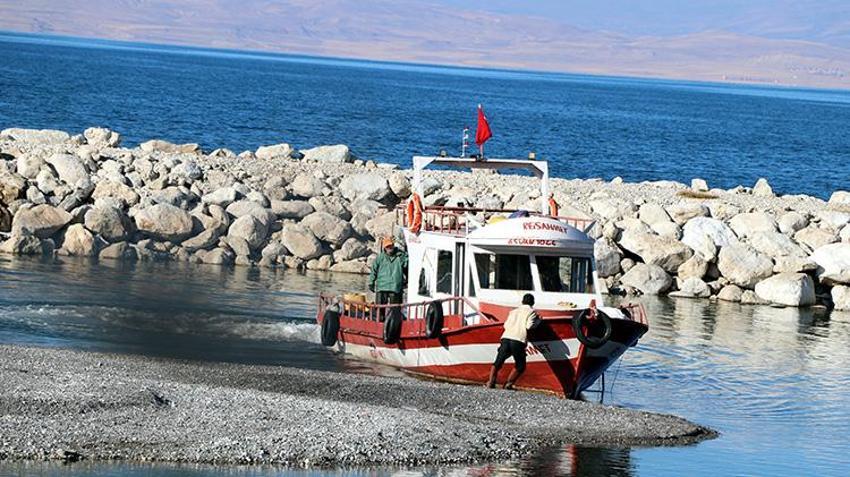 Van Gölü'ndeki su çekilmesi balıkçılığı bitiriyor: Kuruyan liman yüzde 80 karaya çıktı, 30 yıllık geçim kaynağı yok olmak üzere!