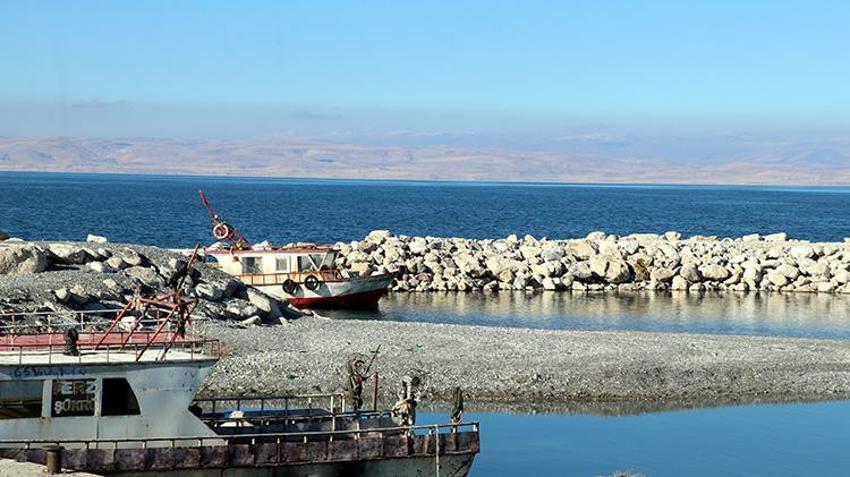 Van Gölü'ndeki su çekilmesi balıkçılığı bitiriyor: Kuruyan liman yüzde 80 karaya çıktı, 30 yıllık geçim kaynağı yok olmak üzere!