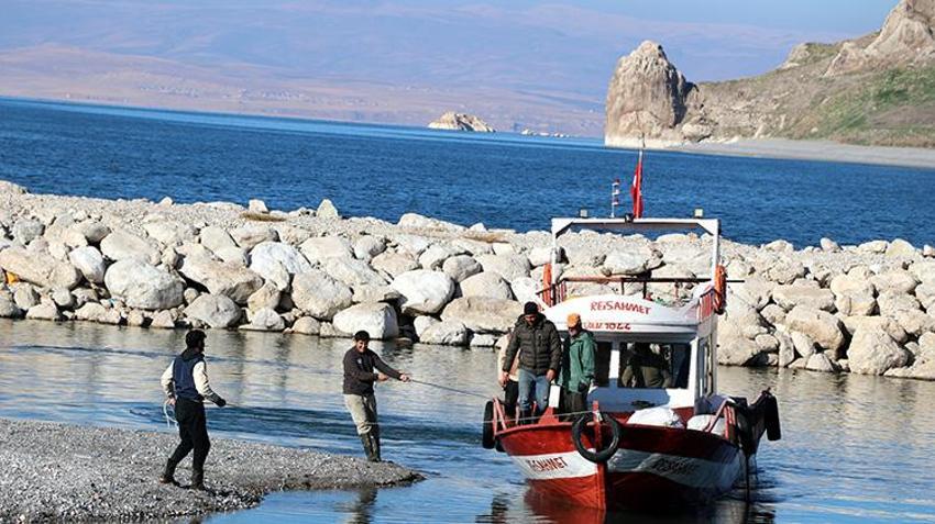 Van Gölü'ndeki su çekilmesi balıkçılığı bitiriyor: Kuruyan liman yüzde 80 karaya çıktı, 30 yıllık geçim kaynağı yok olmak üzere!
