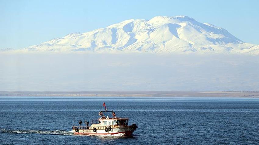 Van Gölü'ndeki su çekilmesi balıkçılığı bitiriyor: Kuruyan liman yüzde 80 karaya çıktı, 30 yıllık geçim kaynağı yok olmak üzere!