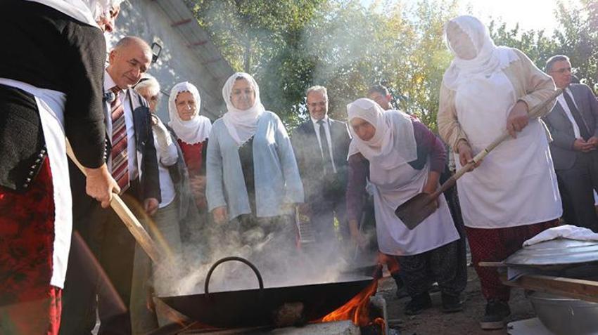 Elazığlı kadınlar kooperatif kurup üretime başladı: 'Türkiye'nin her yerine kargo gönderiyoruz'
