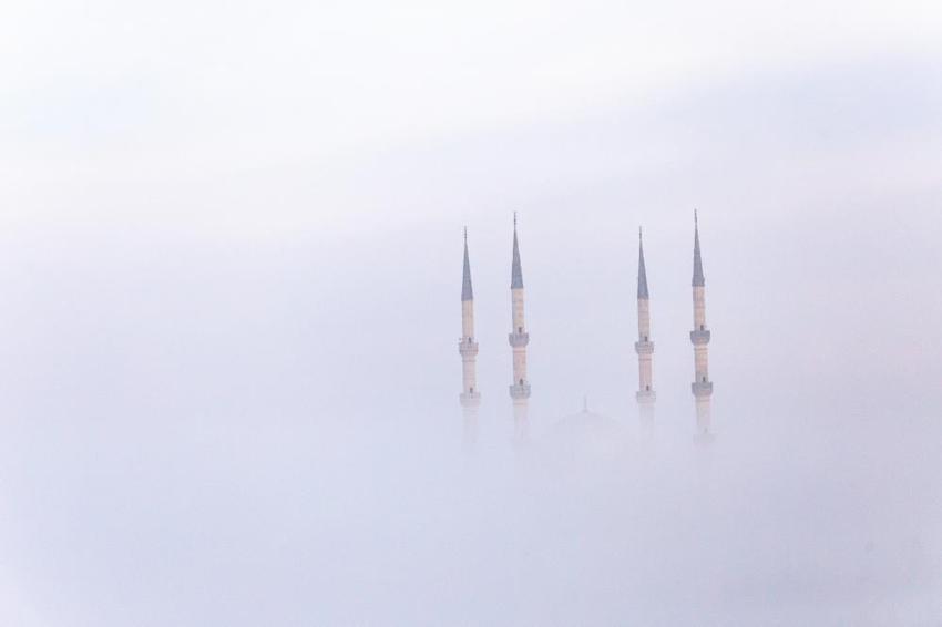 Diyarbakır'ın minareleri sis altında kaldı! Görsel şölen sundu